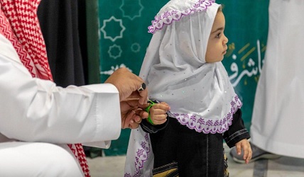 Kepresiedenan Umum Urusan Dua Masjid Suci Bagikan Gelang Ke Anak-anak Agar Tidak Tersesat